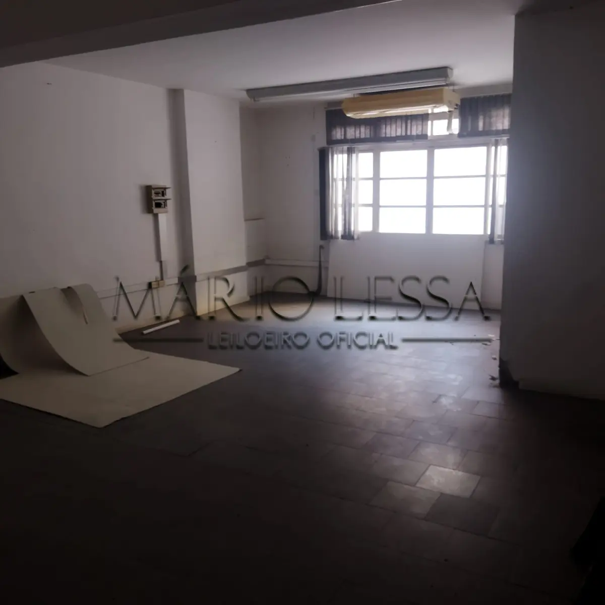 LOTE 004 - Sala 511, no Ed. Cacique. Desocupada