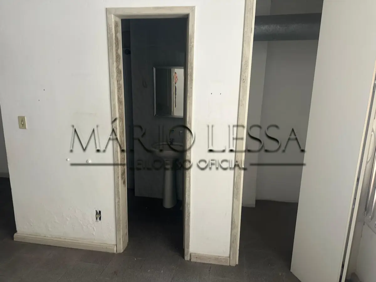 LOTE 003 - Sala 508, no Ed. Cacique, desocupada