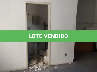 LOTE 004 - Sala 511, no Ed. Cacique. Desocupada
