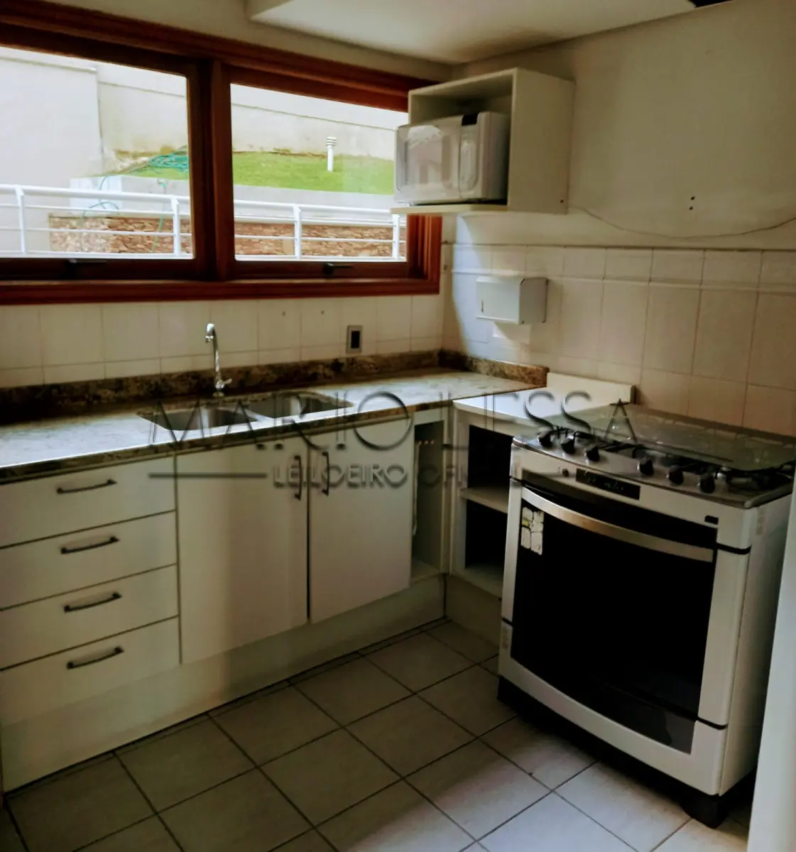 LOTE 001 - Apart. 281m² com três vagas na R. Carlos Trein Filho