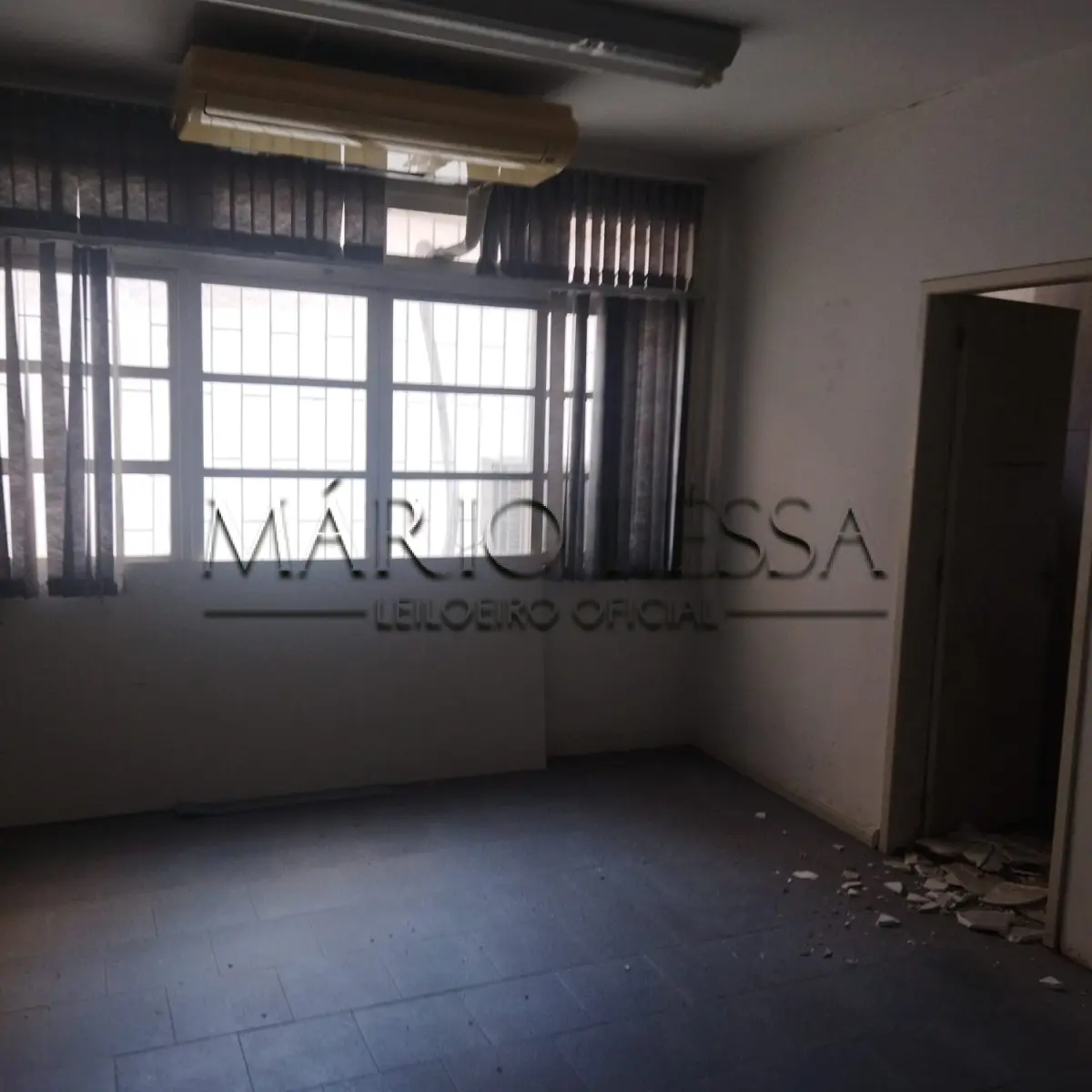 LOTE 002 - Sala 511, no Ed. Cacique. Desocupada