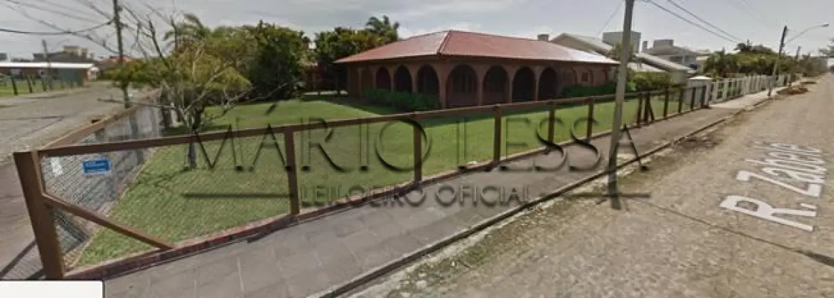 LOTE 001 - Atlântida. Casa de esquina próximo ao mar