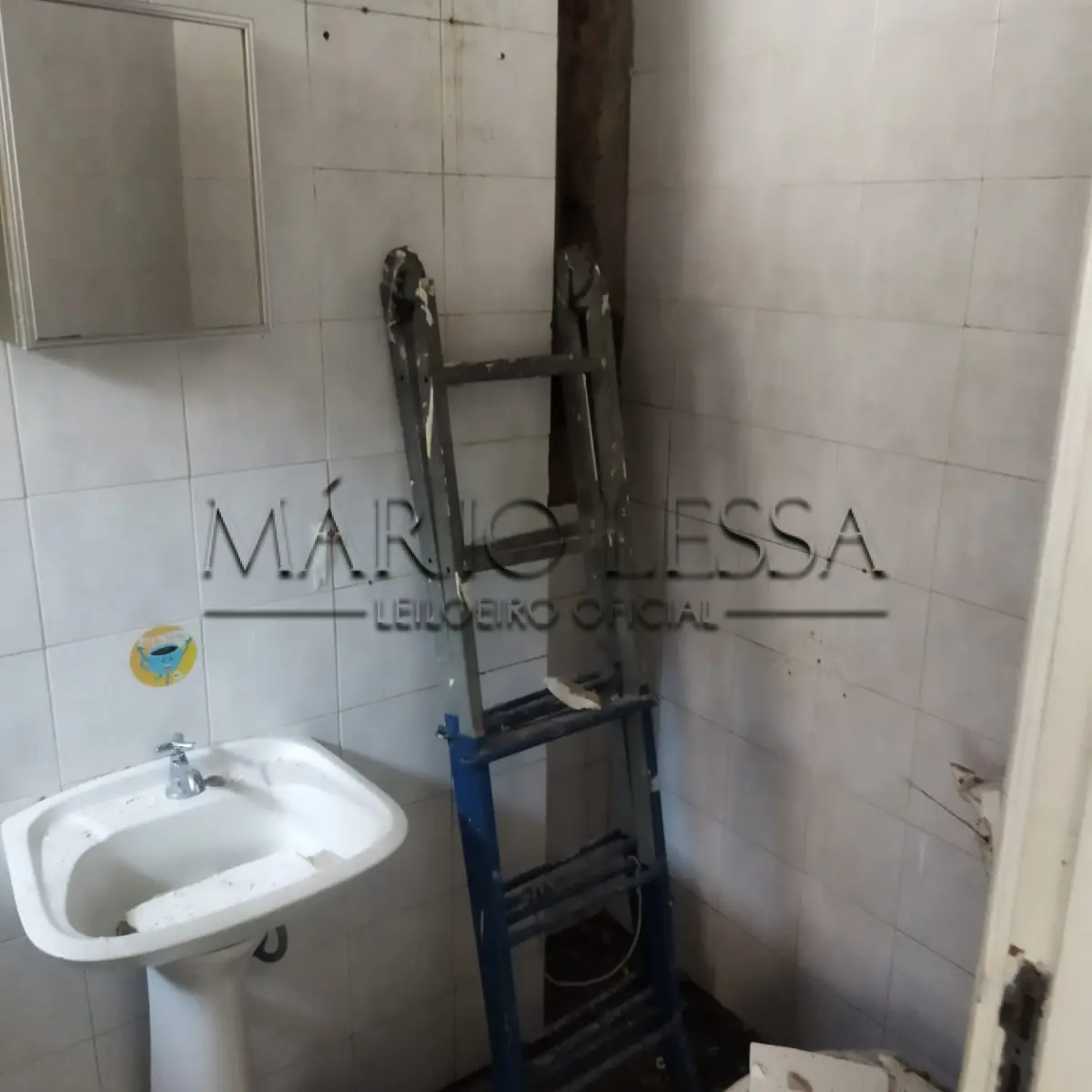 LOTE 002 - Sala 511, no Ed. Cacique. Desocupada