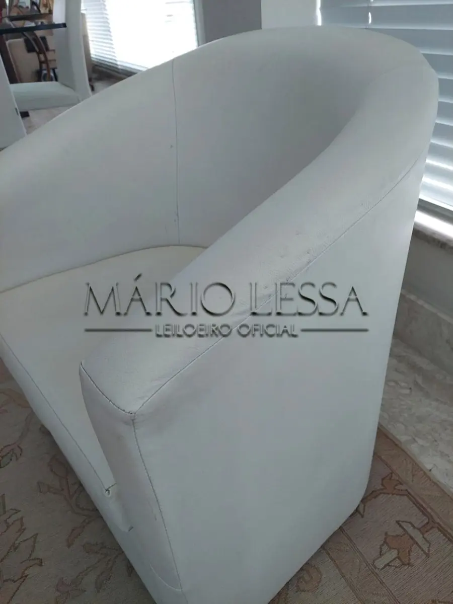 LOTE 004 - Poltona individual, pequena