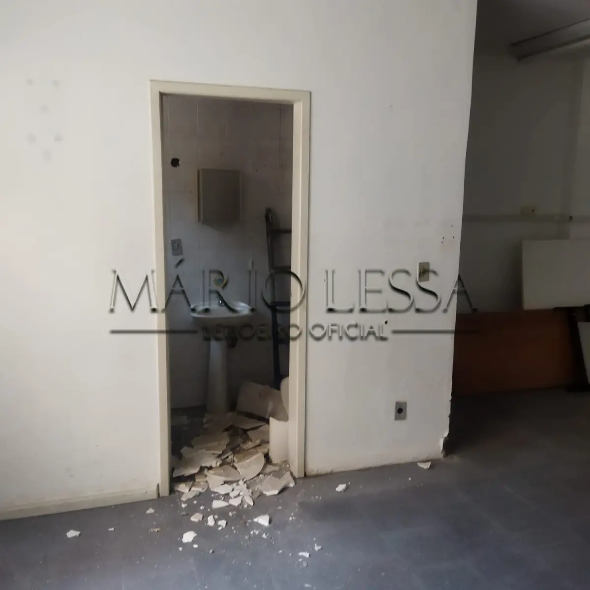 LOTE 002 - Sala 511, no Ed. Cacique. Desocupada