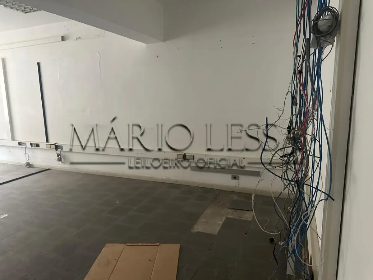 LOTE 005 - Sala 508, no Ed. Cacique, desocupada