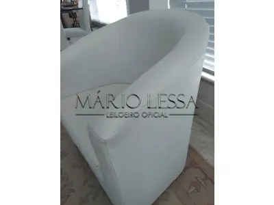 LOTE 004 - Poltona individual, pequena