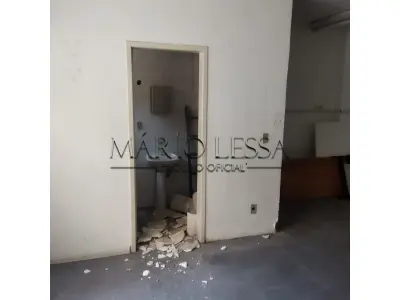 LOTE 002 - Sala 511, no Ed. Cacique. Desocupada