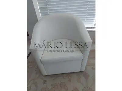 LOTE 004 - Poltona individual, pequena