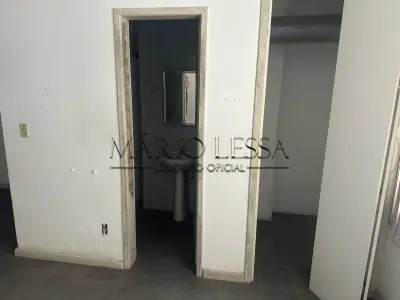 LOTE 005 - Sala 508, no Ed. Cacique, desocupada