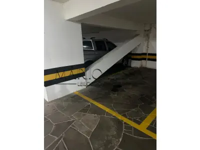 LOTE 002 - Cobertura com duas vagas R Pedro Ivo, desocupado