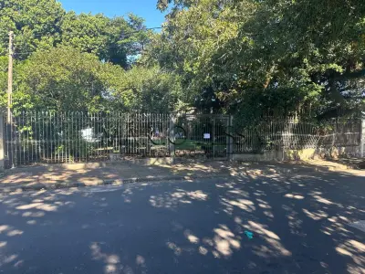LOTE 001 - Terreno 300m² e casa no Bairro Restinga